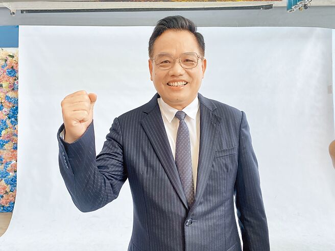 国民党新竹市长参选人林耕仁15日端出教育政策，针对新竹家长最关心的教育问题提出「教育新竹7主轴」。（陈育贤摄）