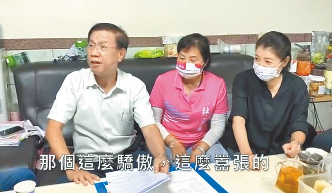 南投县长林明溱（左）为垃圾处理问题，摃上竹山镇长陈东睦。（民眾提供／廖志晃南投传真）