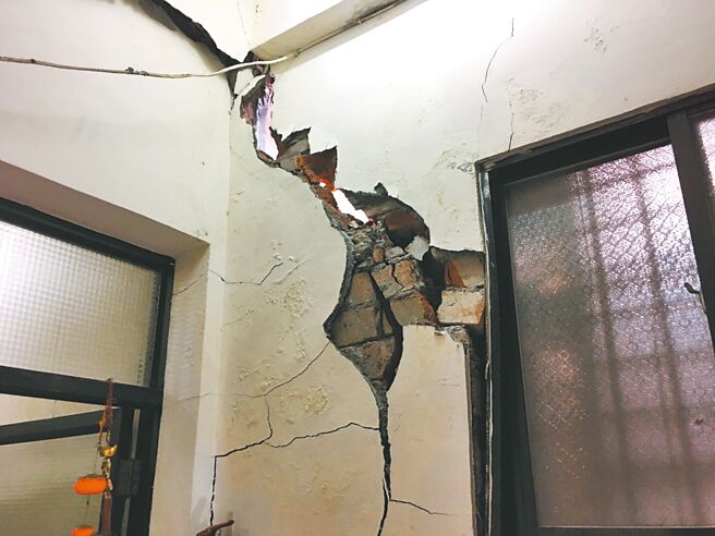 高雄市14日午间发生路面坍塌，造成7户邻宅倾斜，判定为危楼。拍摄地为苏姓受灾户的墙面剥落状况。（崔正纲摄）