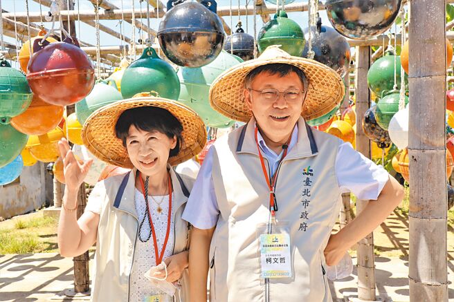 陈佩琪陪同柯文哲到澎湖南寮社区体验海砂炒花生，造访海废浮球的网红景点，都展现对故乡的那份肯定与骄傲。（张茂雄摄）