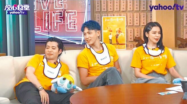 侯彥西（左起）、柯震東、徐若瑄宣傳電影《初戀慢半拍》互相爆料。（Yahoo TV《佼心食堂》提供）