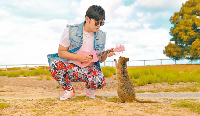 周杰伦拍摄新歌〈粉色海洋〉MV，袋鼠也被吸引而来。（杰威尔音乐提供）