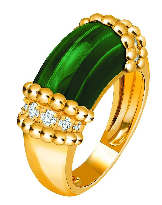 梵克雅宝Perlee couleurs孔雀石戒指，23万8000元。（Van Cleef ＆ Arpels提供）