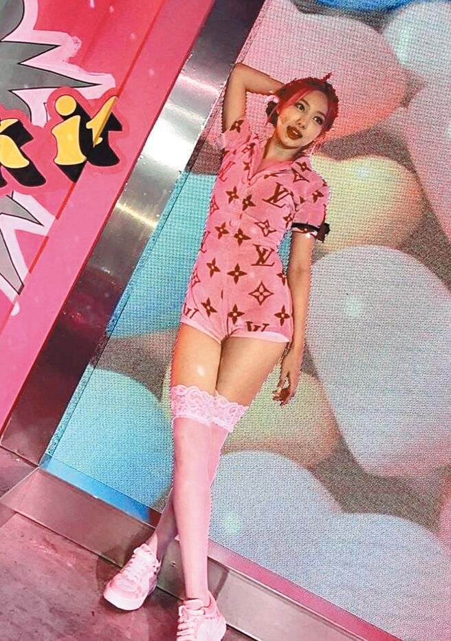 韓女團TWICE成員娜璉以Louis Vuitton浴巾打造連身熱褲。（摘自TWICE IG）
