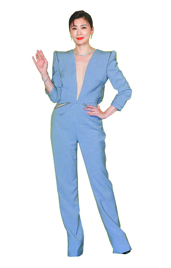 賈靜雯日前穿著台灣訂製婚紗品牌LinLi Boutique（林莉婚紗）的灰色連身褲，挖空的設計展現性感不失帥氣的風格。（粘耿豪攝）