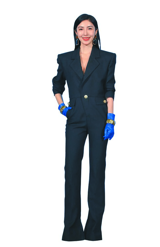 楊謹華於台北電影節上以Saint Laurent黑色連身褲出席，搭配搶眼的藍色手套呈現俐落的造型。（粘耿豪攝）