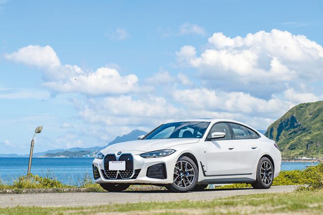 BMW i4 eDrive40售价255万元，试驾车加选可以14万升级价值22.8万元的Racing Package。（陈大任摄）