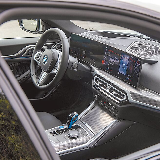 仪表控台採取一体式曲面萤幕。（陈大任摄）