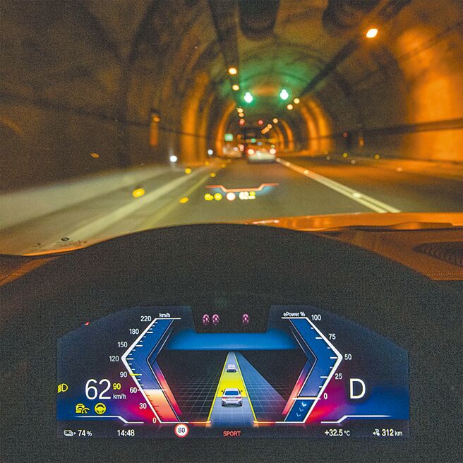 12.3吋数位仪表搭配抬头显示器。（陈大任摄）