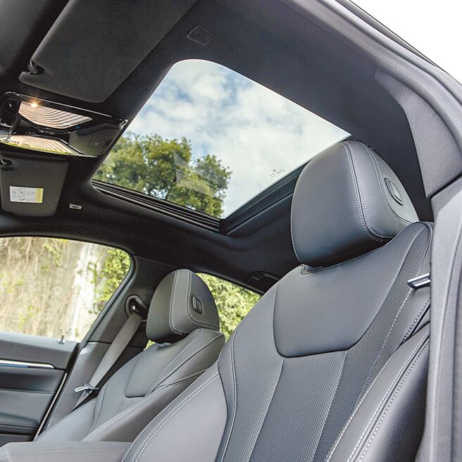 电动玻璃天窗选配价7.6万元。（陈大任摄）