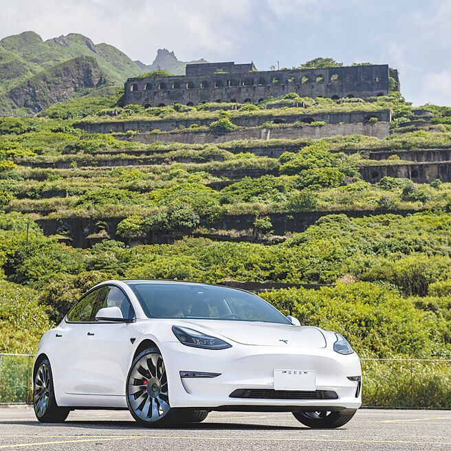 Model 3 Performance外观配置20吋专属铝圈，动感十足，售价246万8900元起。（陈大任摄）