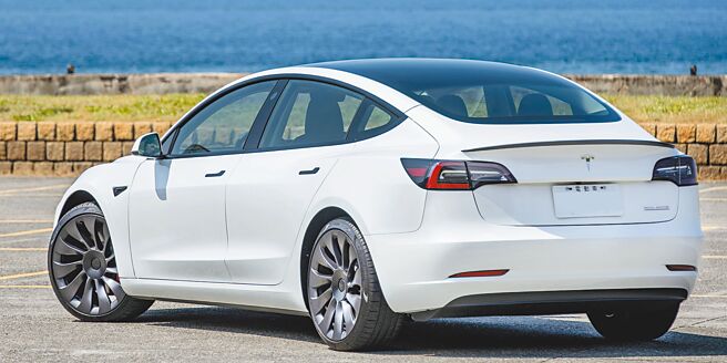 Model 3 Performance车尾显得俐落有型。（陈大任摄）