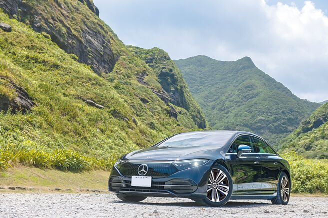 Mercedes-EQ EQS 450+PIONEER夜幕星芒式水箱护罩布满三芒星饰徽，相当抢眼。（陈大任摄）