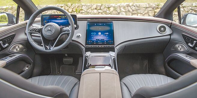 仪表控台简洁大方，两侧出风口相当吸睛。（陈大任摄）