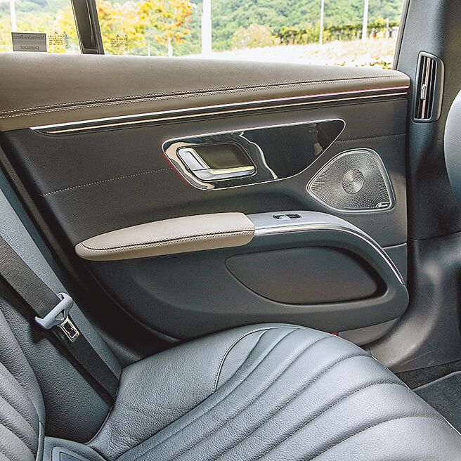 后座门饰豪华精致。（陈大任摄）