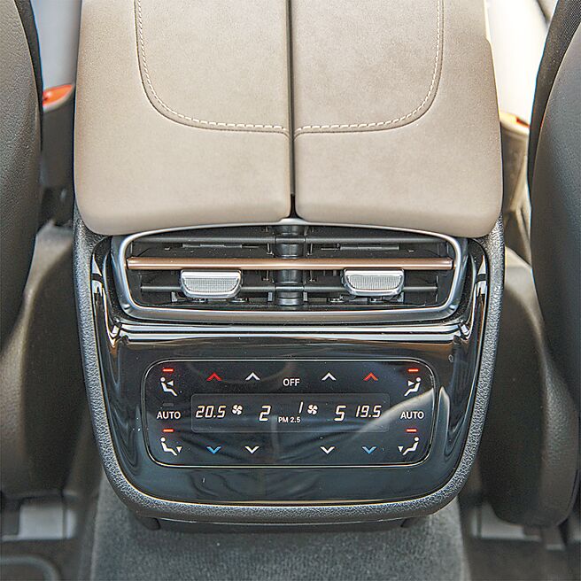 后座空调触控设定。（陈大任摄）
