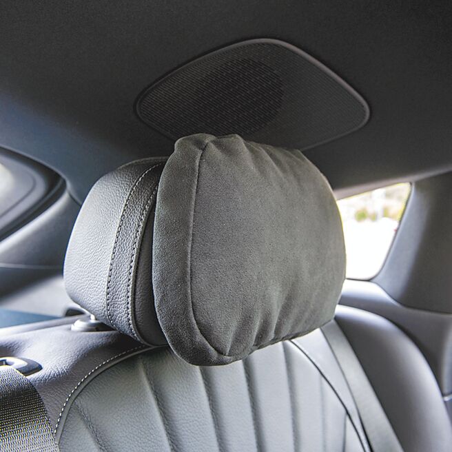 后座头枕软蓬舒适。（陈大任摄）