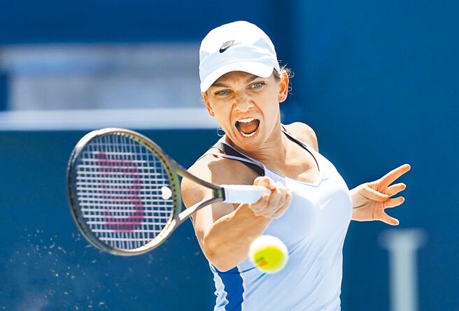 哈麗普奮力用正手拍把球回擊給對手。（美聯社）