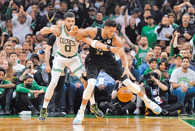 阿提托康波（右）於今年耶誕大戰將跟塔圖再次交手。（路透資料照）