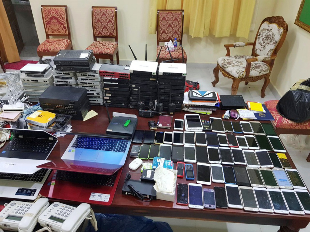 柬埔寨沦为诈骗天堂。图为2017年柬埔寨当局没收诈骗集团的笔电、电话等。（资料照／美联社、柬埔寨内政部移民警察署提供）(photo:ChinaTimes)