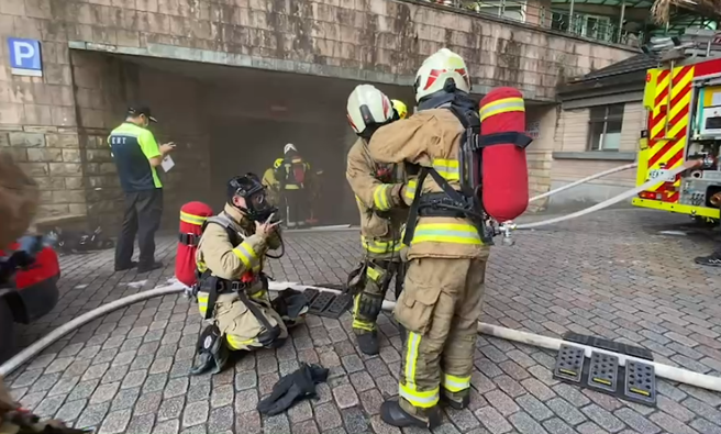 基隆社区大楼机房起火传爆炸声，浓烟酿3消防员呛伤。(戴志扬翻摄)