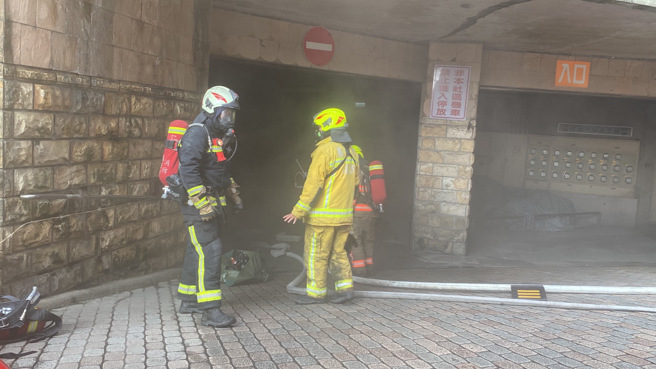 基隆社区大楼机房起火传爆炸声，浓烟酿3消防员呛伤。(戴志扬翻摄)
