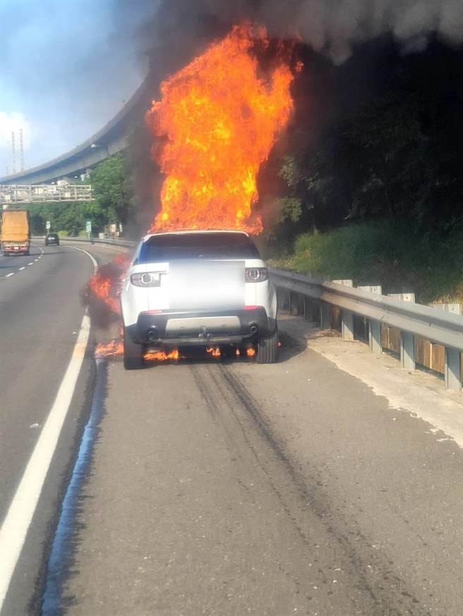 国道一号南下幼狮段今早约7时发生火烧车事故。（翻摄画面／蔡明亘桃园传真）
