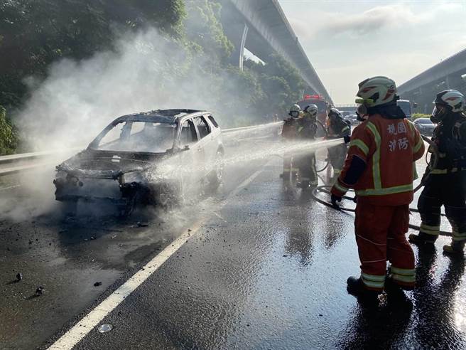 消防出动12人5车赶赴现场后，发现驾驶已脱困，花费20分钟将火势扑灭。（翻摄画面／蔡明亘桃园传真）