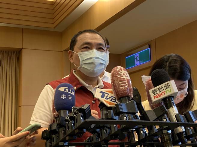 新北市长侯友宜今（17）日接受国民党提名争取连任，对于「会不会选上新北市长之后，又烙跑去选总统？」侯友宜更用一句话「『为国家为人民做事』才是最重要」回应了这个问题。（资料照／叶德正摄）