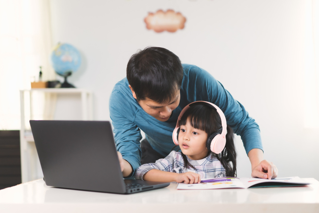 表哥入狱独留4岁女，医师接手当亲生女儿疼爱。（图／shutterstock）