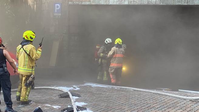 基隆市某社区地下机房起火，浓烟密布，消防局紧急出动，疏散现场民眾，初步研判是配电盘走火。（张志康摄）