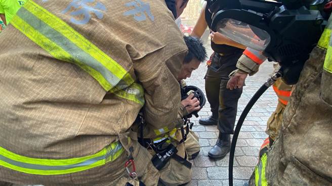 基隆市某社区地下机房起火，浓烟密布，消防局紧急出动，疏散现场民眾，初步研判是配电盘走火。（张志康摄）