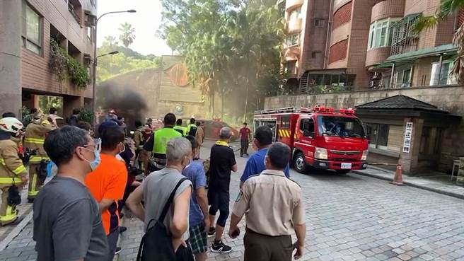 基隆市某社区地下机房起火，浓烟密布，消防局紧急出动，疏散现场民眾，初步研判是配电盘走火。（张志康摄）