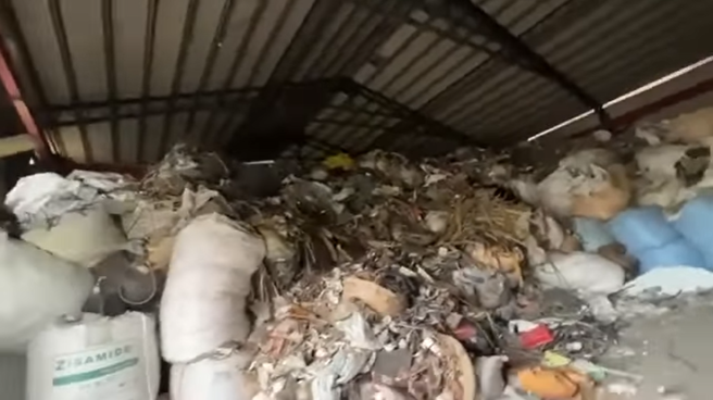 一名网友在脸书发文指他将厂房出租，但租客事后却突然失联，一打开却发现厂房内被推满了各式废弃物，宛如大型垃圾场，恶臭满天，甚至连厂房内上方的天车都看不到了。(翻摄脸书爆料公社)