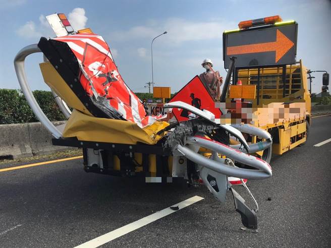 国道1号北向264.9公里处，1辆休旅车疑似未注意车前状况，直接撞击在内侧车道移动修剪花木的工务段缓撞车，缓撞车的装置被撞到变形。（国道警察提供∕吕妍庭嘉义传真）