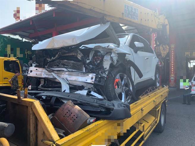 国道1号北向264.9公里处，1辆休旅车疑似未注意车前状况，直接撞击在内侧车道移动修剪花木的工务段缓撞车，休旅车车头全毁。（国道警察提供∕吕妍庭嘉义传真）