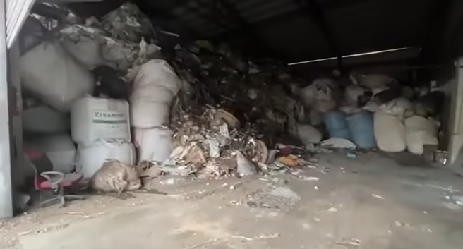 300多坪的厂房，10米高的空间，被堆满了各式废弃物，堆到上面的天车已经看不到了。(翻摄脸书爆料公社)