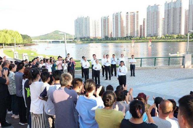 習近平16日下午在遼寧錦州市東湖森林公園調研。／新華社