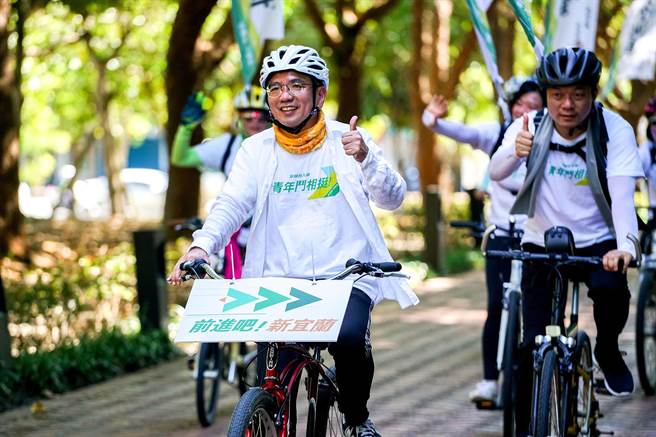 民進黨宜蘭縣長參選人江聰淵（左）參加「青年鬥相挺‧穿越台9線」，呼籲鄉親支持青年參政。（李忠一攝）