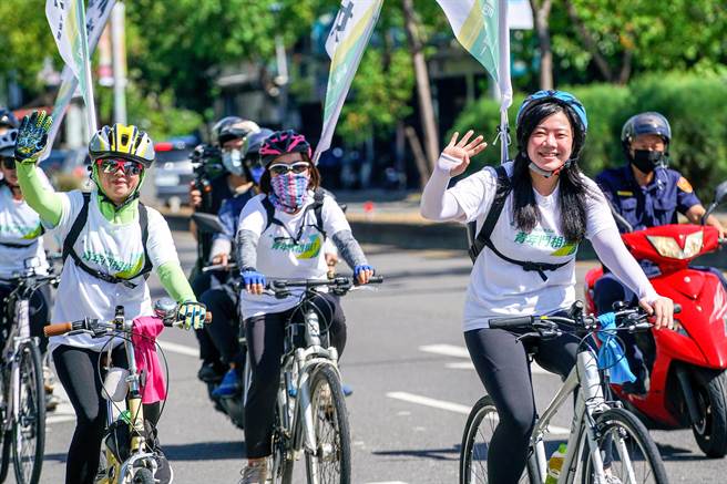 民進黨宜蘭縣黨部今天舉辦「青年鬥相挺‧穿越台9線」自行車縱騎宜蘭縣活動，全程約41公里。（李忠一攝）