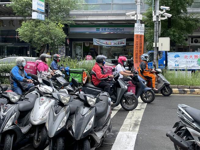 「新北市外送平台业者管理自治条例」自19日起上路，业者应为外送员投保300万意外险。（新北市劳工局提供）