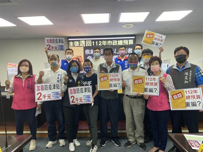 台南市议会无党联盟和国民党团今举行记者会，主张23日程序委员会退回112年市政总预算。（曹婷婷摄）