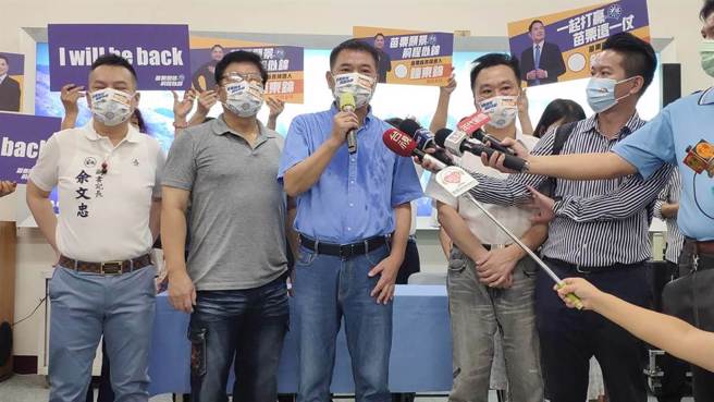 苗栗议长锺东锦（中）表态参选县长到底。（李京升摄）