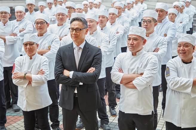 瓦城泰统董事长徐承义（中）。（瓦城提供）