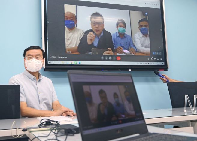 国民党团17召开「营救困柬国人请政府拿出办法」记者会，总召曾铭宗主持，副书记长郑正钤、洪孟楷、立委吴斯怀在柬埔寨视讯出席。（陈君玮摄）