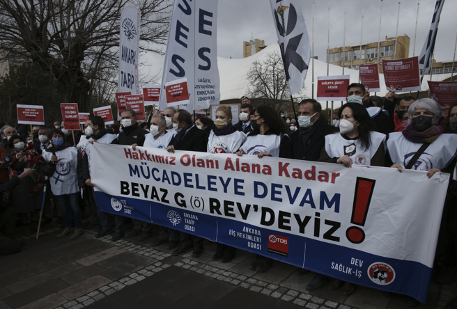 今年1月至8月，已有1402名土耳其醫生出國，預計約3000名醫生今年將取得證明，比2012年離開土耳其的醫生數高50倍。（圖/ 美聯社）
