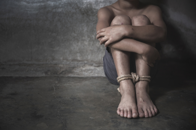 曾有一名17岁彰化少年被人蛇集团盯上，跟少年阿嬷说要带他北上工作会照顾好他，给了阿嬷5万，人就被带去柬埔寨西港。(示意图 达志提供)