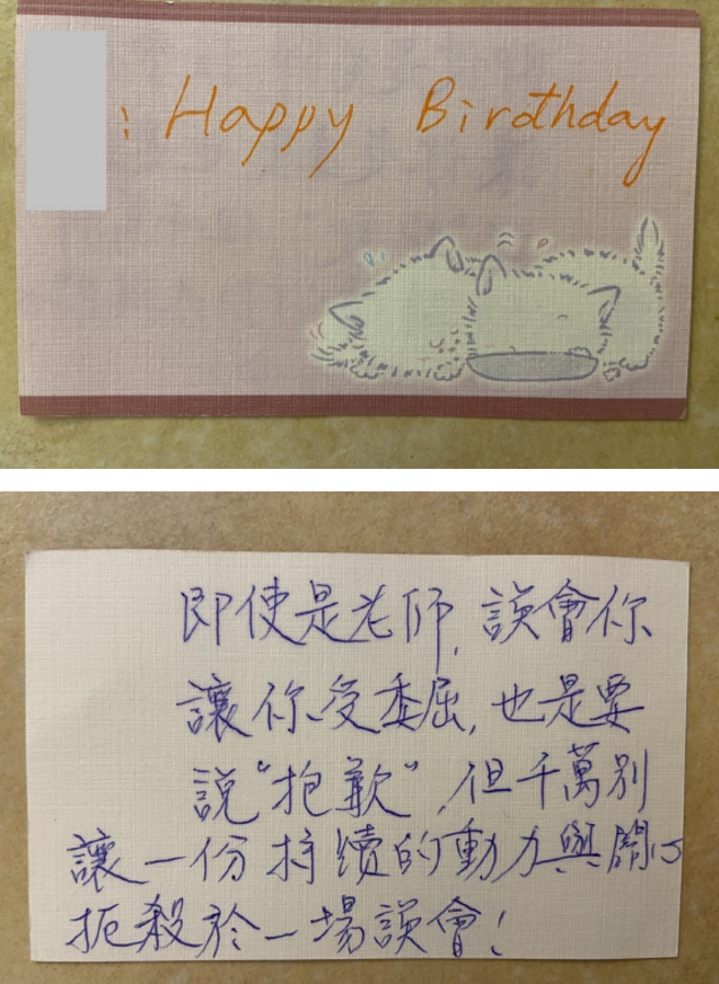 被害人提出當年老師送她的生日卡片。(人本基金會提供)