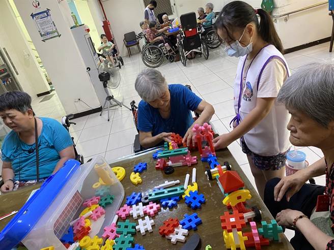 桃园西门国小学生们今年暑假选择到南投一家长照中心，亲身扮演小居服员照顾银髮族长辈们，落实体验「生命教育」。 （桃园西门国小陈宏嘉老师提供／李侑珊台北传真）