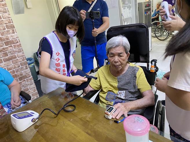 桃园西门国小学生们今年暑假选择到南投一家长照中心，亲身扮演小居服员照顾银髮族长辈们，落实体验「生命教育」。 （桃园西门国小陈宏嘉老师提供／李侑珊台北传真）